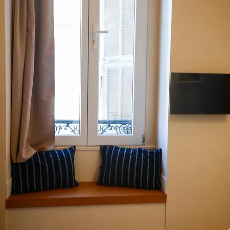 Compact Modern Apartment Nice